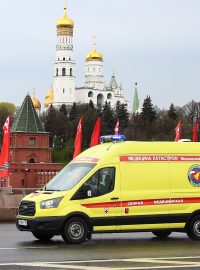 Sanitka v Moskvě během koronavirové pandemie