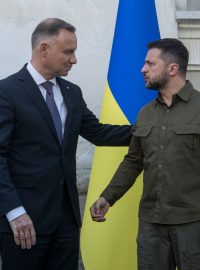 Ukrajinský prezident Volodymyr Zelenskyj a polský prezident Andrzej Duda po uctění památky obětí volyňské tragédie