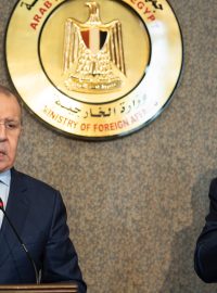 Ruský ministr zahraničí Sergej Lavrov a jeho egyptský protějšek Sameh Shoukry v Káhiře