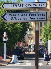 Prázdné centrum festivalového města Cannes.