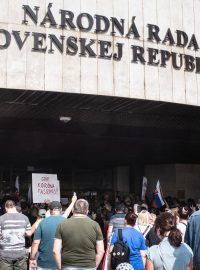 Demonstrace před budovou slovenského parlamentu