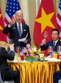 Joe Biden na návštěvě Vietnamu, po jeho levici vietnamský prezident Vo Van Thuong