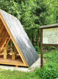 Atypický turistický přístřešek u Nové Bystřice