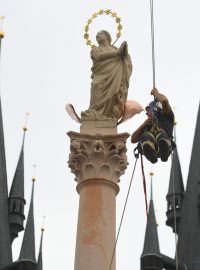 Napodobenina mariánského sloupu stojí na Staroměstském náměstí v Praze