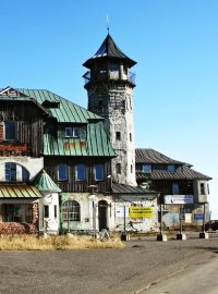 Hotel Klínovec patřil kdysi k dominantám Krušných hor