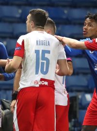 Glen Kamara (vlevo) v potyčce s Ondřejem Kúdelou