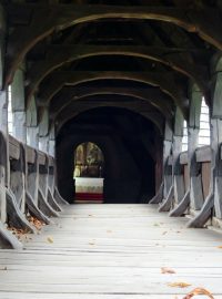 Průhled dřevěným krytým mostem v Kočí u Chrudimi