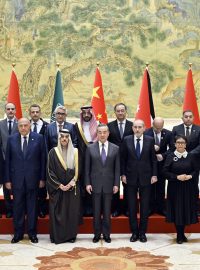 Čínský ministr zahraničí Wang I (v dolní řadě uprostřed) s delegací ministrů zahraničí z arabských a islámských zemí v Pekingu