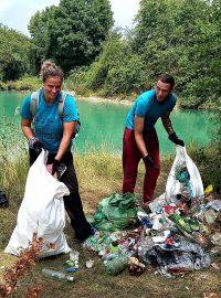 Michaela a Jiří Dolanovi s dalšími dobrovolníky uklidili Vápenku v Lahošti na Teplicku