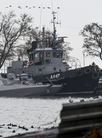 Tři ukrajinské lodě kotvící v přístavním městě Kerč na Krymu