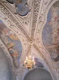 Fresky a štukovou výzdobu na stropě jídelny zámku Červená Lhota obnovili restaurátoři
