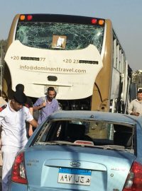 Silniční bomba zasáhla v Egyptě turistický autobus v blízkosti pyramidy v Gíze