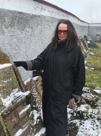 Opuštěný hřbitov v zaniklé vesničce Hodňov u Lipna obnovují nadšenci, na snímku Lenka Hůlková