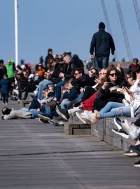 Lidé tráví víkend ve švédském přístavu v Malmö