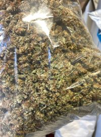 Drogy zabavené policií v chemické laboratoři Kriminalistického ústavu