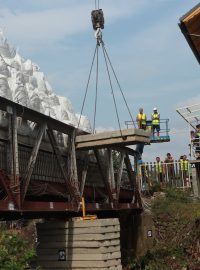 Ani opakované nárazy betonovými panely do boční části mostu k očekávanému zhroucení konstrukce nepomohly