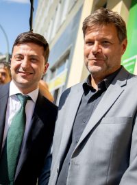 Ukrajinský prezident Volodymyr Zelenskyj a spolupředseda německých Zelených Robert Habeck.