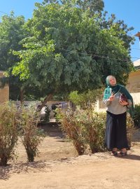 „Je těžké začínat znovu, když je vám sedmdesát,“ říká Zdena Hasanová, která žila v Chartúmu