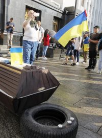 Symbolické pohřbívání ukrajinské ústavy na protest proti rozhodnutí Rady Evropy vrátit Rusku hlasovací práva