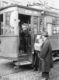 Cestování v dopravních prostředcích během pandemie španělské chřipky v roce 1918