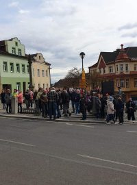 Lidé se shromáždili před úřadem