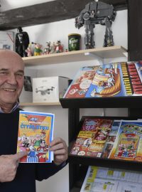 Autor dětského komiksu Čtyřlístek Jaroslav Němeček ukazuje návrh plakátu na nový film Velké dobrodružství Čtyřlístku