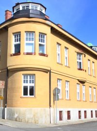 Kousek od náměstí v Počátkách, hned u rybníka, stojí velký rohový dům. V roce 1914 si ho od renomovaných pražských architektů nechal navrhnout místní továrník