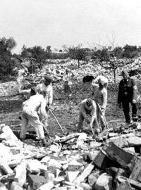 V roce 1942 zničila domy v jižní části Lidic silnými náložemi německá armáda a následně je srovnali se zemí příslušníci Říšské pracovní služby. V lednu 2021 se zde bobovalo