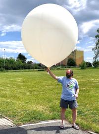 Balon se sondou vystoupá do výšky asi 35 kilometrů a pak praskne