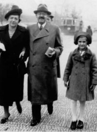 Eva Landová, později Merová, s rodiči v roce 1937