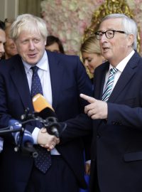 Zleva Boris Johnson a Jean-Claude Juncker v Lucemburku