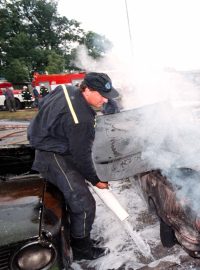 Zničená auta na sídlišti Vltava v Českých Budějovicích po srážce dvou stíhaček 8. června 1998