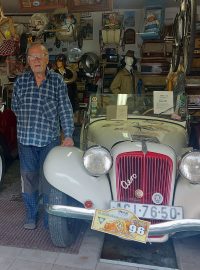 Karel Petschke u svého veteránu Aero 30, se kterým v 90. letech dojel až do Skotska
