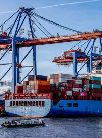 Čínská kontejnerová loď společnosti Cosco v hamburském přístavu