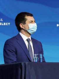 Americký ministr dopravy Pete Buttigieg a viceprezidentka Kamala Harrisová