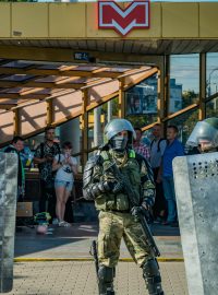 Bělorusko; protesty v ulicích a dozor policistů před vstupem do metra