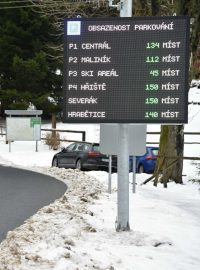 Nové informační cedule v Bedřichově mapují obsazenost parkovišť v obci
