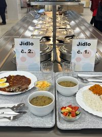 Podle vozorvých porcí si děti můžou vybrat, co budou jíst