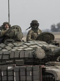 Ukrajinský tank na cestě směrem k frontě u Chersonu (9. listopad 2022)