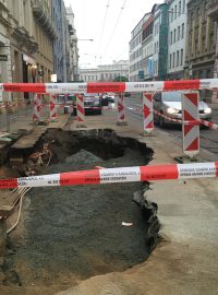 Prasklý vodovod na ulici Veveří v Brně přerušil dodávku vody