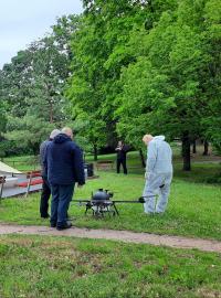 Dezinfekce veřejných míst v Brně-severu probíhala netradičně ze vzduch pomocí dronů