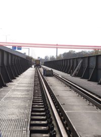 150 metrů dlouhý most přesunuli dělníci o 18 metrů. Na provizorním místě bude sloužit, než se postaví nový most