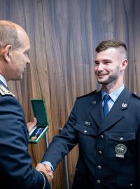Policista Rudolf Schmelzer převzal od Martina Vondráška medaili za statečnost
