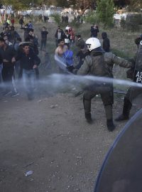 Mezi migranty a řeckou policií v severním Řecku vypukly střety