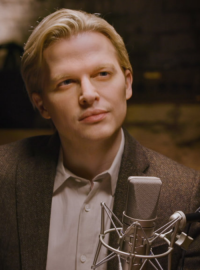 Ronan Farrow během natáčení série Chytit a zabít