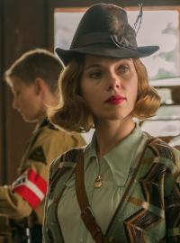 Sam Rockwell, Scarlett Johanssonová a Roman Griffin Davis ve filmu Králíček Jojo