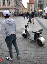 Praha 1 přijala zákaz především kvůli elektrickým koloběžkám, které ohrožují chodce na rušných místech