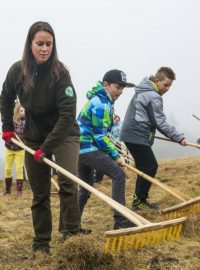 Někteří žáci na Vrchlabsku vzali místo učebnic do rukou hrábě a vyrazili na krkonošské louky