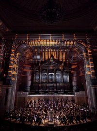 Příběh lidského života. Rudolfinum rozzáří videomapping doplněný živou hudbou