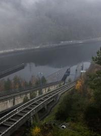 Již nyní při snížené hladině je vidět mohutnost dráhy lodního výtahu. 12 metrů přibude.